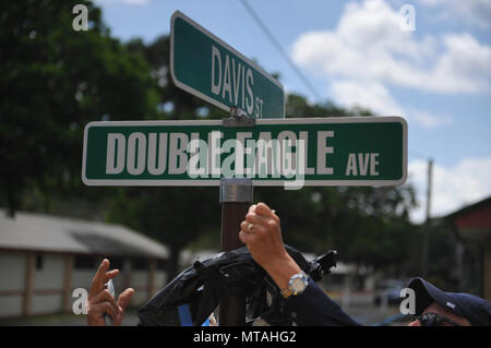 Der Doppeladler Avenue Road Sign wurde als Teil der US-Army Reserve 109. Geburtstag Feier auf Fort Buchanan, April 21 vorgestellt. Stockfoto