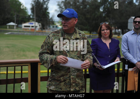 Oberst Michael T. Harvey, US-Armee Garnison Fort Buchanan Commander, Adressen Gäste bei der Einweihung der Minuteman Terrasse während der US-Armee finden 109. Geburtstag Feier auf Fort Buchanan, 21. April statt. Stockfoto