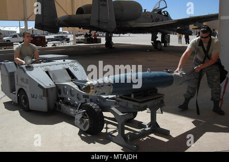 Us Air Force Airman 1st Class Zachary Rhodes und Personal. Sgt. Christopher Ouellet, 357 Aircraft Maintenance Unit Load Mannschaft Mannschaft Mitglieder, bereiten Sie eine Guided Bomb Unit-38 auf eine A-10 Thunderbolt II C während einer Last Crew des Quartals Wettbewerb in Davis-Monthan Air Force Base, Ariz., 21. April 2017 zu laden. Die Crews waren erforderlich, um die ihnen zugewiesenen Aufgaben in Übereinstimmung mit Ihren technischen Aufträge abzuschließen in kürzester Zeit möglich. Stockfoto