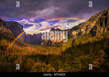 Doppelter Regenbogen über iconic Yosemite National Park Tunnel anzeigen Stockfoto