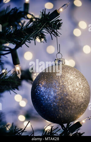 Weihnachtskugel Baum hängen Stockfoto