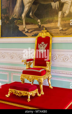 Sankt Petersburg, Russland - 2. Mai 2018: Thron des Peter des Großen Russischen Könige im Schloss Peterhof (petrodvorets) in St. Petersburg. Stockfoto