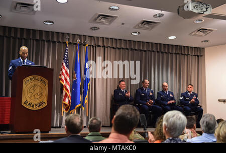 Maj. Ryan Mittelstet, Maj Brett Cassidy und Tech. Sgt. Christopher Nin waren die Distinguished Flying Cross während einer Zeremonie im hurlburt Field, Fla., 21. April 2017 ausgezeichnet. Während der 8 Expeditionary Special Operations Squadron, Mittelstet, Cassidy und Nin zugewiesen wurden, an Bord eines CV-22 Osprey Durchführung einer Mission die amerikanische Bürger während eines Bürgerkrieges in Afrika zu evakuieren. Beim Versuch, die Evakuierung, ihre Flugzeuge wurde gezielt, und mehr als 50 Mal durch Oberfläche-zu-Luft Feuer von Bodentruppen. Stockfoto