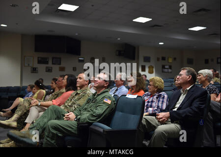 Maj. Ryan Mittelstet, Maj Brett Cassidy und Tech. Sgt. Christopher Nin waren die Distinguished Flying Cross während einer Zeremonie im hurlburt Field, Fla., 21. April 2017 ausgezeichnet. Während der 8 Expeditionary Special Operations Squadron, Mittelstet, Cassidy und Nin zugewiesen wurden, an Bord eines CV-22 Osprey Durchführung einer Mission die amerikanische Bürger während eines Bürgerkrieges in Afrika zu evakuieren. Beim Versuch, die Evakuierung, ihre Flugzeuge wurde gezielt, und mehr als 50 Mal durch Oberfläche-zu-Luft Feuer von Bodentruppen. Stockfoto