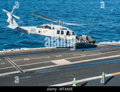 Arabischen Golf (20. April 2017) einen MH-60S Sea Hawk zum "tridents" der Hubschrauber Meer Combat Squadron (HSC) 9 zugewiesen ist, aus dem Flight Deck der Flugzeugträger USS George H.W. Bush (CVN 77). Das Schiff ist in den USA der 5. Flotte Bereich für Maßnahmen zur Erhöhung der Sicherheit des Seeverkehrs auf die Verbündeten und Partnern zu beruhigen bereitgestellt, und der Freiheit der Schiffahrt und des freien Handels in der Region erhalten. Stockfoto