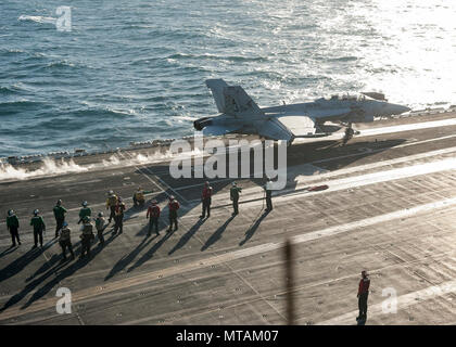 Arabischen Golf (20. April 2017) eine F/A-18F Super Hornet 'Blacklions' Strike Fighter Squadron (VFA) 213 zieht aus der Flight Deck der Flugzeugträger USS George H.W. zugeordnet Bush (CVN 77). Das Schiff ist in den USA der 5. Flotte Bereich für Maßnahmen zur Erhöhung der Sicherheit des Seeverkehrs auf die Verbündeten und Partnern zu beruhigen bereitgestellt, und der Freiheit der Schiffahrt und des freien Handels in der Region erhalten. Stockfoto