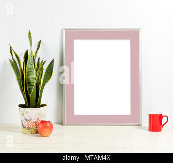 Silver frame Mockup mit Übertopf, Tasse und Apple auf Holzregal. Leeren Rahmen mock up für Presentation Design. Template Rahmen für moderne Kunst. Stockfoto