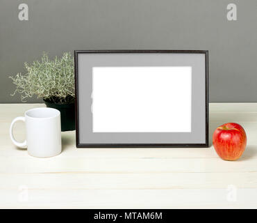 Frame mockup mit Übertopf, Tasse und Apple auf Holzregal. Leeren Rahmen mock up für Presentation Design. Template Rahmen für moderne Kunst. Stockfoto