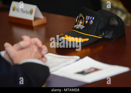 Eine Legion von Valor Mitglied hört auf einem Briefing in der U.S. Army Training und Lehre Befehl an Joint Base Langley-Eustis, Virginia, 21. April 2017. Ursprünglich als die Ehrenmedaille der Legion im Jahre 1890 gegründet, ist die Legion von Valor wurde später durch ein Gesetz des Kongresses 1955 gechartert, das Hinzufügen von US Air Force Cross Empfängern an die Organisation. Stockfoto