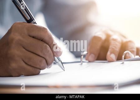 Closeup männliche leitende Hand schreiben unterzeichnen Vertrag Dokument Konzept Stockfoto