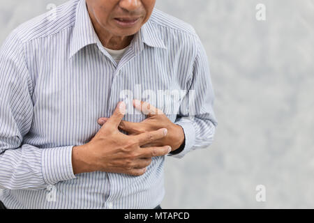 Asiatische Ältere leiden unter Schmerzen in der Brust von Herzinfarkt oder Schlaganfall. Stockfoto