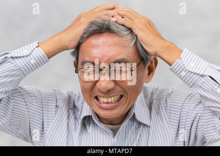 Asiatische elder Leiden von Schlaganfall und starke Kopfschmerzen oder Gehirn angriff Stockfoto