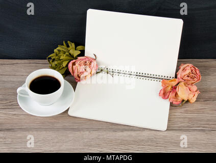 Leere geöffnet Notizblock mit Copyspace, Tasse Kaffee und Rosen auf Holz- Hintergrund Stockfoto