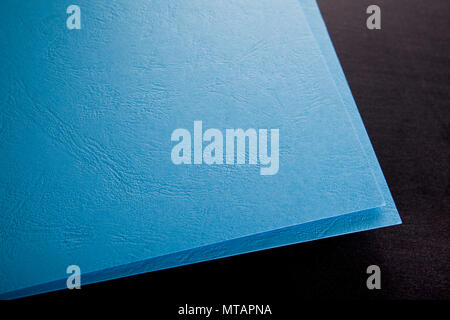 Gewellte Ecke auf blauem Papier. Mock up. Close Up. Makroaufnahme Stockfoto