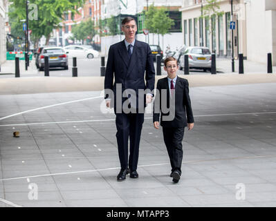 Jakob Rees-Mogg, MP für North Somerset bei den BBC Studios zu "Andrew Marr Show" mit seinem ältesten Sohn Peter Theodore Alphege Stockfoto