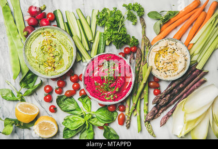 Gesund Sommer veganen Snack plate mit Hummus und Gemüse Stockfoto