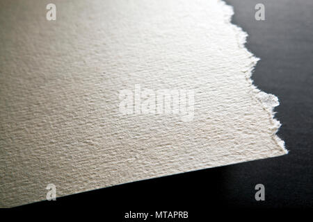 Makroaufnahme der Ecke des Papiers. Mockup. Nahaufnahme Stockfoto