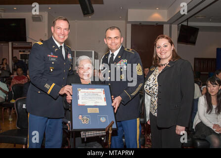 Yukie Furukawa, Namens hervorragende Freiwilliger des Jahres, erhält eine Plakette während der Camp Zama jährlichen freiwilligen Anerkennung Zeremonie am 21. April im Camp Zama Gemeinschaft Club. Stockfoto