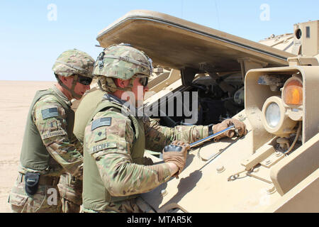 Major General John M. Epperly, 29. Infanterie Division Deputy Commander besucht mit Betrieb Spartan Schild Soldaten der 6. Staffel, 9. Kavallerie-Regiment, 1. Kavallerie-Division im Camp Buehring, Kuwait, Apr. 17. Die Soldaten waren CBRNE und Fahrzeug Regenerationstraining Validierung durchführen. Betrieb Spartan Schild ist eine laufende Mission Kompetenzen der Partner im Nahen Osten, regionale Eigenständigkeit fördern und erhöhen die Sicherheit in der CENTCOM Verantwortungsbereich. Stockfoto