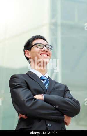 Junge asiatische Geschäftsmann in Anzug Stockfoto
