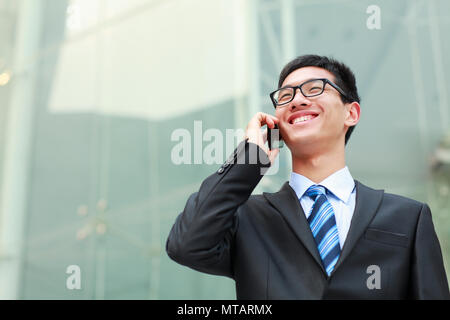 Junge asiatische Geschäftsmann in Anzug Stockfoto