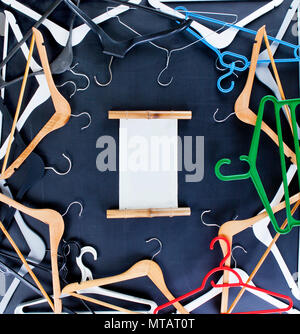 Einkaufsbummel am Schwarzen Freitag verkauf Konzept. Kleiderbügel mit Kopie Raum auf schwarzem Hintergrund. Stockfoto