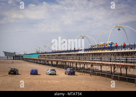 Southport Pier und Zug Stockfoto