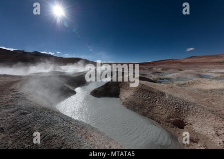 Dampf steigt aus sprudelnden Schlamm im Sol de la Manana Geysirfeld in Bolivien Stockfoto