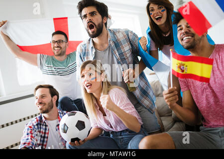 Freunde, Fußball Spiel zu Hause Stockfoto