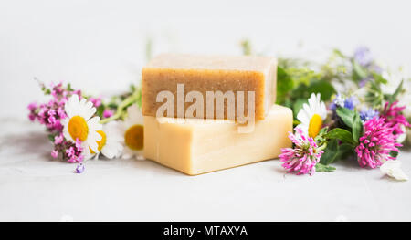 Natürliche Seife bars mit ätherischen Ölen und Heilpflanzen Auszüge, handgemachte Seife Stockfoto