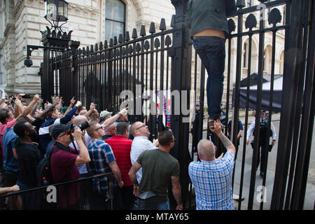 London UK 26 Mai 2018 Rechtsextreme fans Protest außerhalb der Downing Street anspruchsvolle Freigabe der Rechte Aktivist Tommy Robinson, die für b verhaftet wurde, Stockfoto
