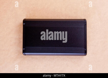 Blick von oben auf die externe Festplatte des Computers auf beigen Hintergrund Stockfoto