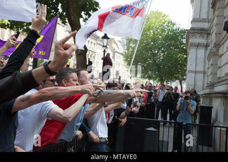 London UK 26 Mai 2018 Rechtsextreme fans Protest außerhalb der Downing Street anspruchsvolle Freigabe der Rechte Aktivist Tommy Robinson, die für b verhaftet wurde, Stockfoto