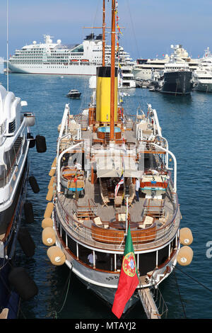 Monte Carlo, Monaco - Mai 24; 2018: Rückansicht eines Vintage Luxus Segelboot in der Monte-Carlo-Hafen (Port Hercule). Fürstentum Monaco, Französische R Stockfoto