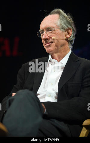 Schriftsteller Ian McEwan sprechen auf der Bühne Hay Festival 2018 Hay-on-Wye Powys Wales UK Stockfoto