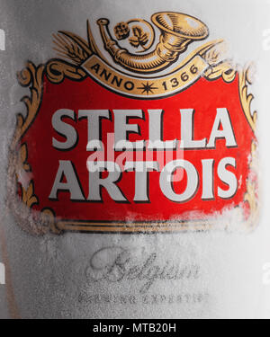 Varna, Bulgarien - 28. Mai 2018: Aluminiumberuhigt kann von Stella Artois Bier auf weißem Hintergrund. Stella Artois ist seit 1926 in Belgien gebraut. Stockfoto