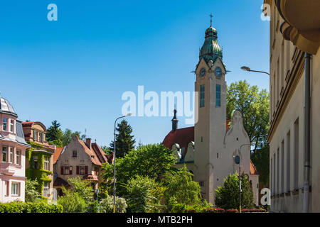 Platz B. Nemcove im Hintergrund Kirche des Hl. Kreuz, Jablonec nad Nisou, Tschechische Republik Stockfoto