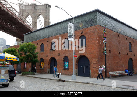 St. Ann's Warehouse, 45 Water Street, Brooklyn, NY. aussen Verkaufsplattform für ein Theater, das sich in einem renovierten historischen Warehouse Stockfoto