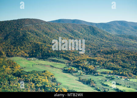 Blue Ridge Mountains mit Blick auf die Skyline Drive in der Ferne. Herbst und falllaub Farben die Landschaft. Stockfoto