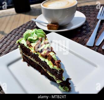 Mint minty Chocolate Cake Teil auf eine weiße quadratische Platte Stockfoto