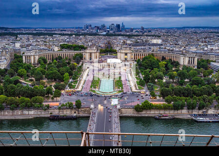 Die Ansicht des Trocadero an einem bewölkten am frühen Abend vom Eiffelturm Stockfoto