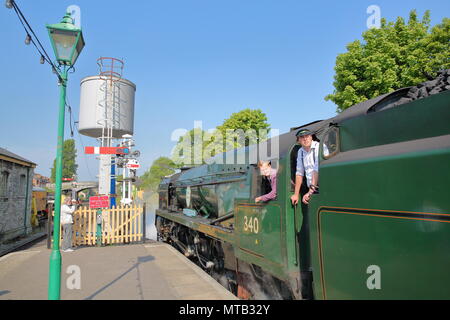 SWANAGE, ENGLAND - 21. MAI 2018: Ingenieure die Überwachung der Eingang einer Dampfeisenbahn an der Swanage Railway Station Stockfoto