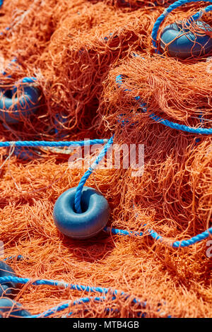 Fischernetz mit blauen Seil und Schwimmer auf dem Dock. Close Up. Stockfoto