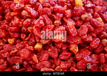 Haufen getrocknete rote Johannisbeeren auf einem Markt Zähler Stockfoto
