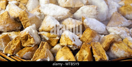 Gekochte Schweinefleisch Ball mit Tofu Dreieck Form für Nudel in Taipei, Taiwan Stockfoto