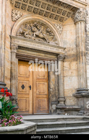 Seite Eingang der Basilika St. George in Prag Stockfoto