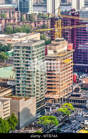 Rotterdam, Niederlande, 11. Mai 2018: Luftaufnahme von lijnbaan Bezirk, wo ein ehemaliges Bürogebäude zu Luxus Apartments umgewandelt wird. Stockfoto