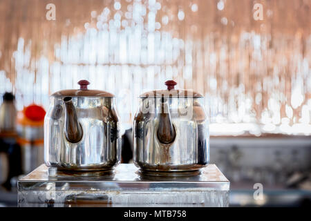 Zwei Edelstahl Teekannen auf dem Kessel Herd in ein Café im Freien Stockfoto