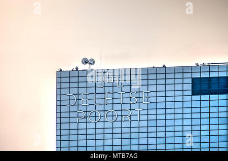 Rotterdam, Niederlande, 11. Mai 2018: Die Fotografen bei der Arbeit auf dem Dach des Delftse Poort Gebäude Stockfoto