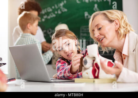 Angenehm neugierigen Mädchen in der Nähe von ihr Tutor sitzen Stockfoto